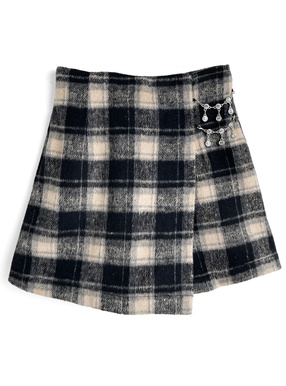 チャーム付きチェック柄ラップ風台形キュロット