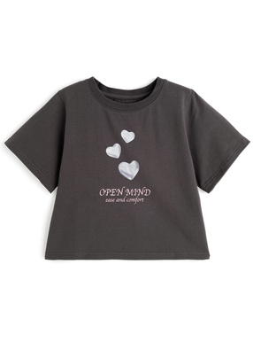 ハートロゴプリントショート丈Tシャツ