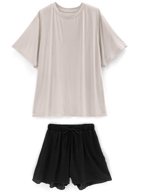 Tシャツ×ショートパンツセットアップ