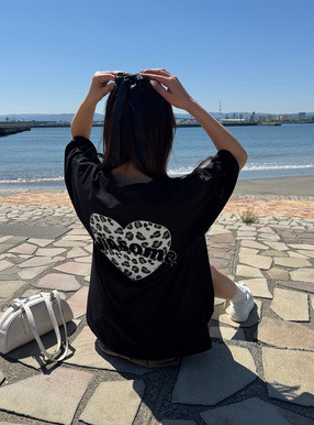 レオパード柄ハートサガラロゴTシャツ