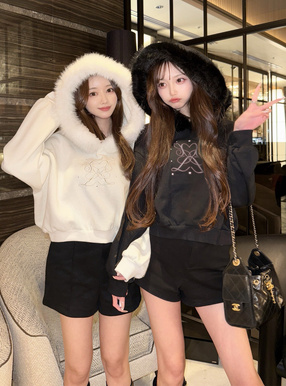 ファーフードロゴ刺繍スウェットパーカー