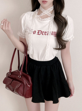 クロスネックレースロゴプリントTシャツ