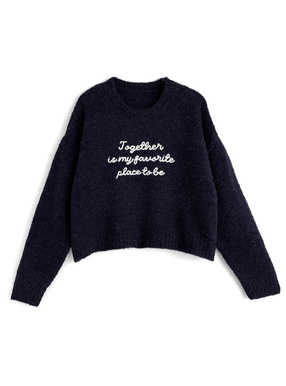 コードロゴ刺繍ブークレニットトップス